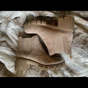 NWOT Steve Madden Howler Chelsea Booties